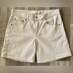 Levi’s Women’s Size 10 Nouveau 515 Chino Shorts Tan Mid-Rise Stretch Mid-Thigh